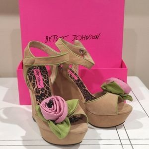 BNWOT Betsey Johnson beige nude Leather Suede Eldoris Rosette Wedges size US 8